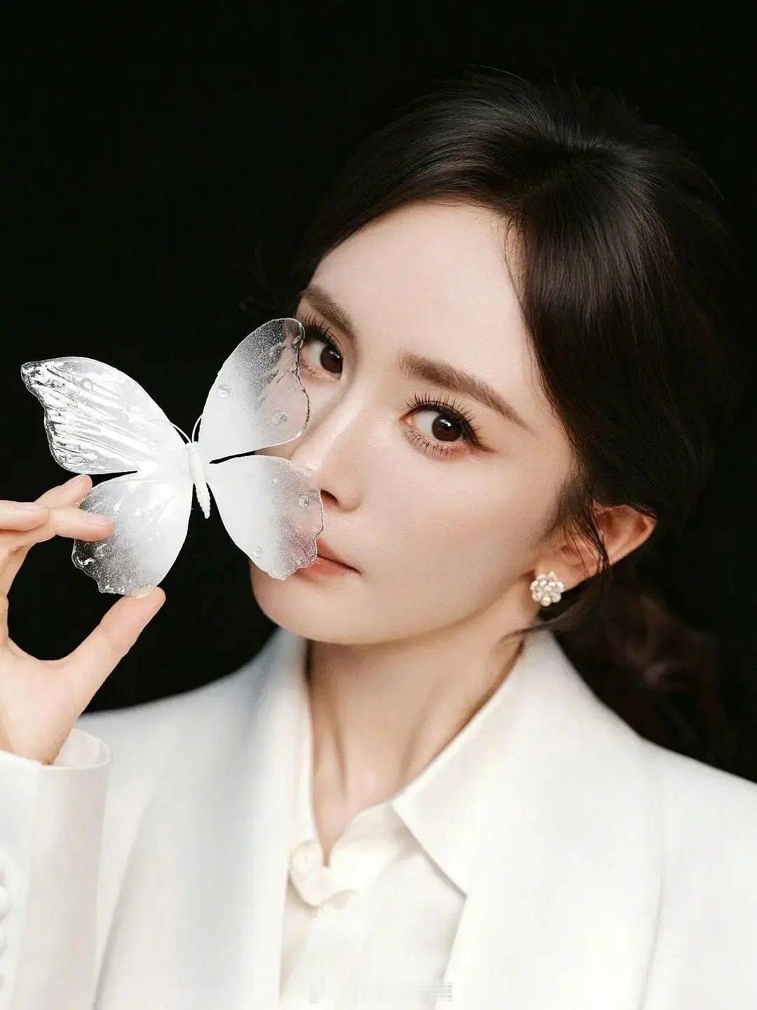 白鹿迪丽热巴李沁杨幂刘亦菲众女星拿蝴蝶拍照。。[点赞] ​
