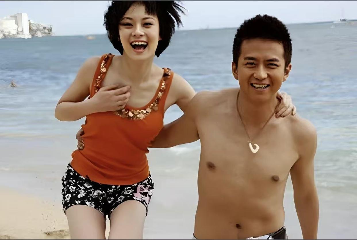 孙俪和邓超因戏生情，但母亲嫌邓超是江西人、怕女儿远嫁受苦，当场反对。好在邓超没放弃，用真诚和行动打消了岳母顾虑。两人没被距离打败，用十几年的相守，把这段不被看好的感情过成了幸福模样。
