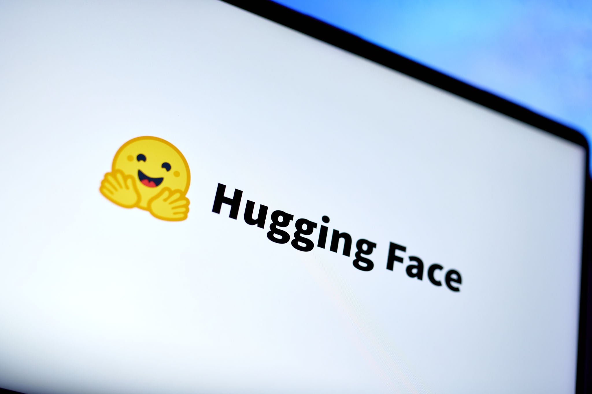 #曝英伟达129亿美元收购HuggingFace# 
英伟达129亿美金把Hugging Face 给收了，HuggingFace是人工智能界的“GitHub”与开源枢纽，也是全球开发者托管、共享和协同开发开源模型（如 Llama、DeepSeek 等）、数据集及 AI 工具链的核心平台。

英伟达在 AI 芯片领域处于主导地位，掌控 Hugging Face 意味着 ​
