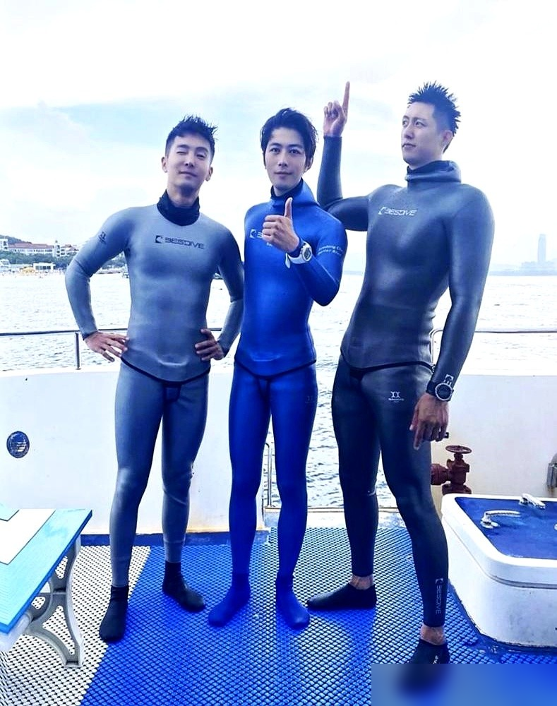 黄景瑜这组路透，把内娱男星的骨架差距直接拉成两个物种。187的身高，51公分的肩宽，臂展干到194。旁边人腿再长，站他边上像开了缩小特效。
关键他自己还没当回事。别人进组前饿三个月，他随便套件冲锋衣，倒三角就出来了。西装挂他身上是版型，挂别人身上是灾难。
网友管这叫双开门大冰箱，其实是老天爷追着