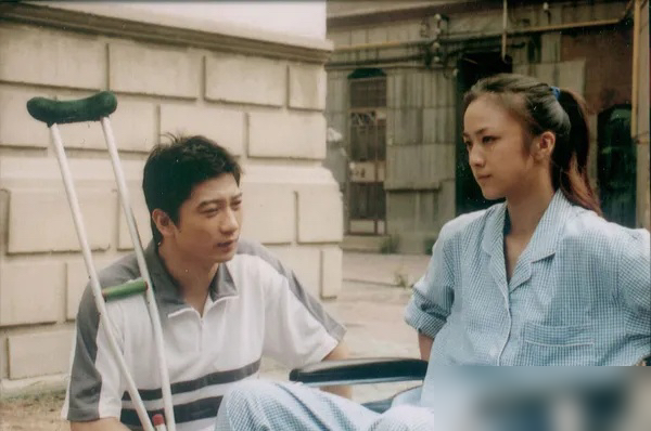 汤唯的初恋，早就成了国民熟脸的黄金配角！
2005年她和田雨拍《警花燕子》，天天凑一起磨剧本，现场汤唯突然改台词，加了句你耍我要找死呀，把戏拍得特别出彩，那时候剧组穷，但两人连片场都透着甜。
后来汤唯凭《色戒》一夜爆红，资源名气拉开一大截，和平分手成了意难平，如今田雨大器晚成，成了观众眼熟的实力