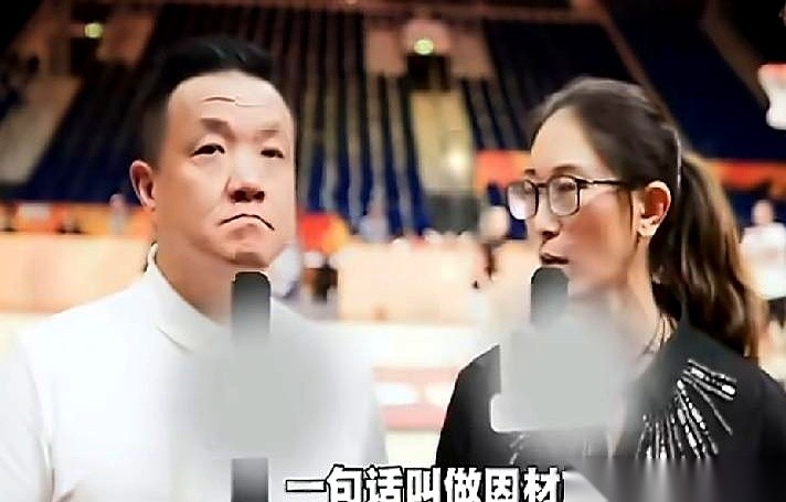 手里攥着三把“王炸”，结果在牌桌上憋得满头大汗？
韩旭、李月汝，再加个叹为观止的张子宇，放眼全世界，这三大中锋绝对是核武器级别的。
结果呢？隋菲菲一句话，直接把这层遮羞的窗户纸捅了个稀巴烂。
太扎心了。
说白了，就是咱们手里明明握着最新款的顶级跑车，却还在翻几十年前的拖拉机说明书。
这仨人，一个能里