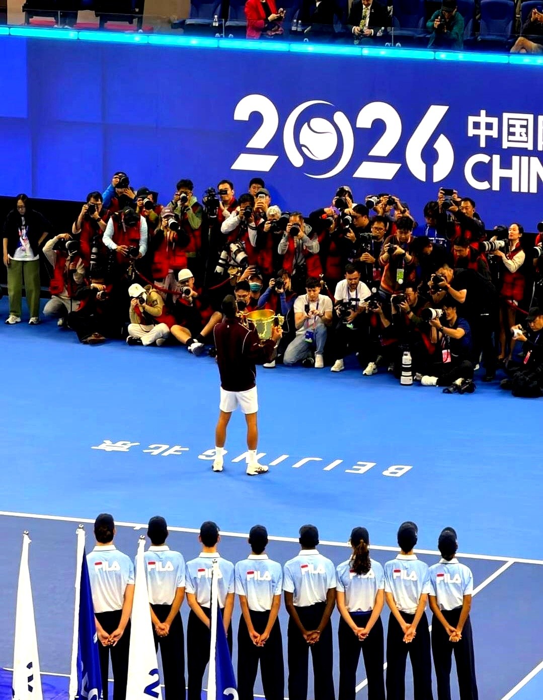 47岁章子怡长发披肩架着墨镜，一身白T配牛仔裤，跟小8岁的王霏霏坐一起看网球赛，愣是看不出年龄差。

不少人纳闷这俩八竿子打不着的人咋成了闺蜜。当年录《我就是演员》，章子怡是挑剔导师，王霏霏是跨界新人。章子怡在台上当场护短，下了节目一直带着她玩。

圈里多的是人前贴脸叫姐妹、人后争番位抢资源的戏码。