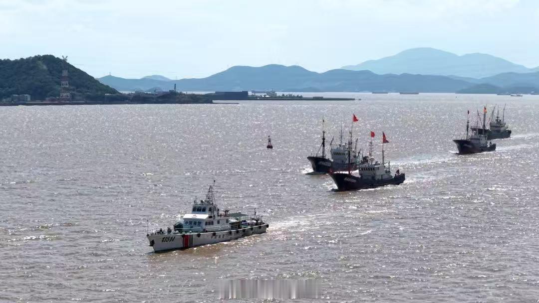 【中国海警2026年海洋伏季休渔执法行动圆满收官】9月16日，随着东海海域伏季休渔期正式结束，我国海洋伏季休渔圆满收官。新修订的《中华人民共和国渔业法》施行后首个伏季休渔期，各地海警机构严格规范执法，共出动舰艇2.5万余艘次，登临检查渔船1万余艘次；查获各类违法违规渔船2000余艘，查扣涉渔“ ​