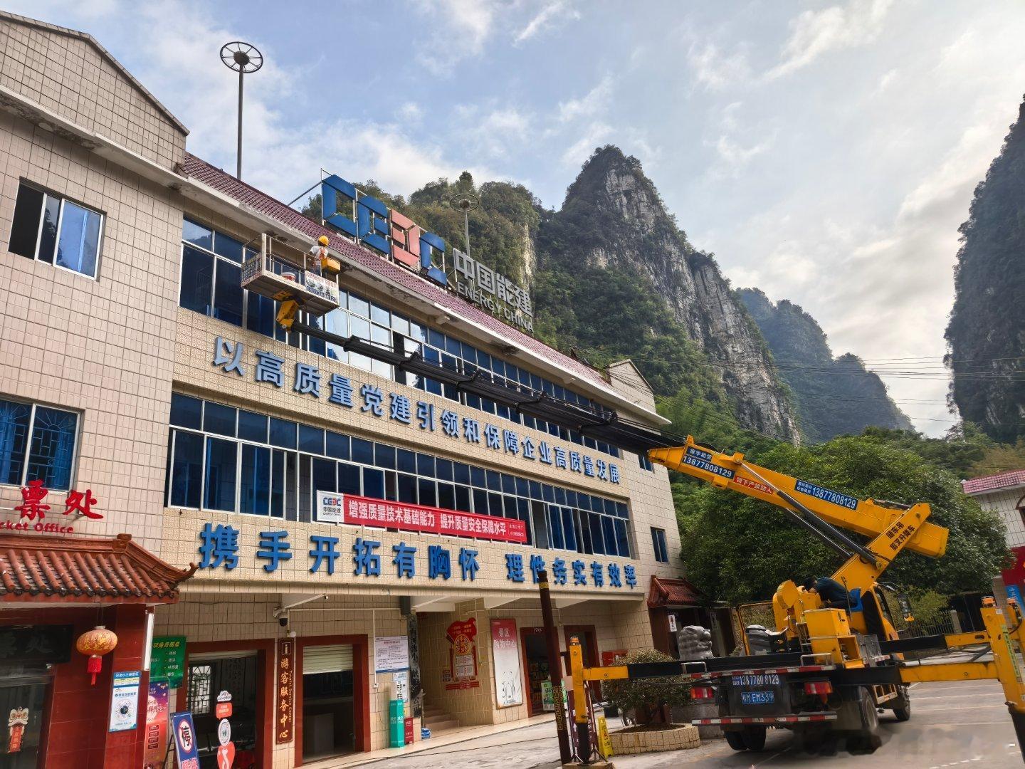 #十一游客反向涌入小县城#
报告祖国母亲，我已到达桂M为她老人家庆生，在广西真正的感受到了哪里有人民，哪里就有我们的中国基建[心] ​​​

目前河池人还不是很多，天天在几个小县城之间来回穿梭着[泪奔] ​
