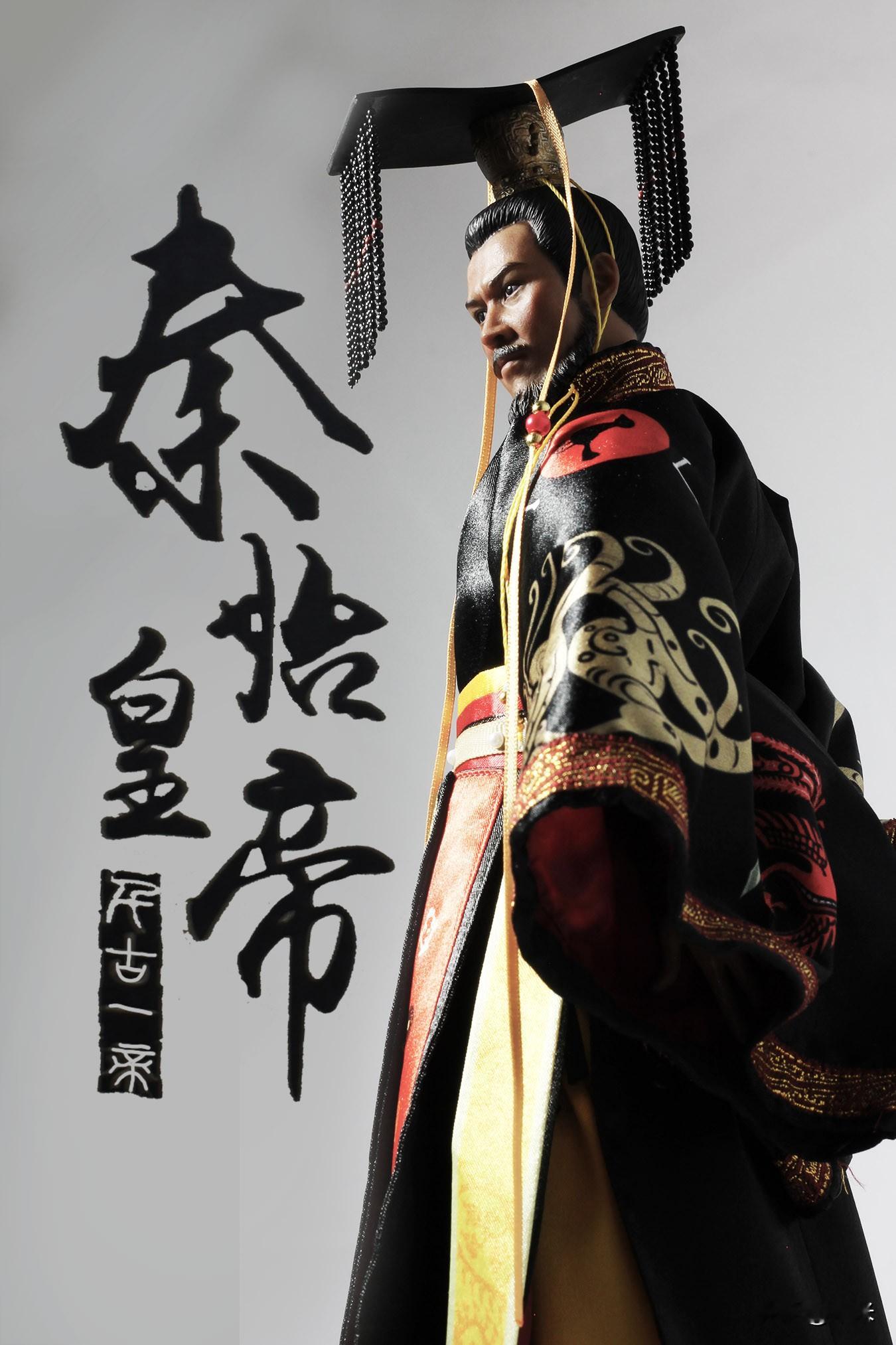 秦始皇：被骂了两千年的“暴君”，其实是个顶级“社恐”
提起秦始皇，你脑子里蹦出来的是什么？焚书坑儒？暴政？修长城累死几十万人？

打住。

今天我要给你讲一个不一样的秦始皇——一个被历史误解了两千年的“社恐”皇帝。

先说个冷知识：秦始皇这辈子，没杀过一个功臣。

你看看刘邦，韩信、彭越、英布，一个