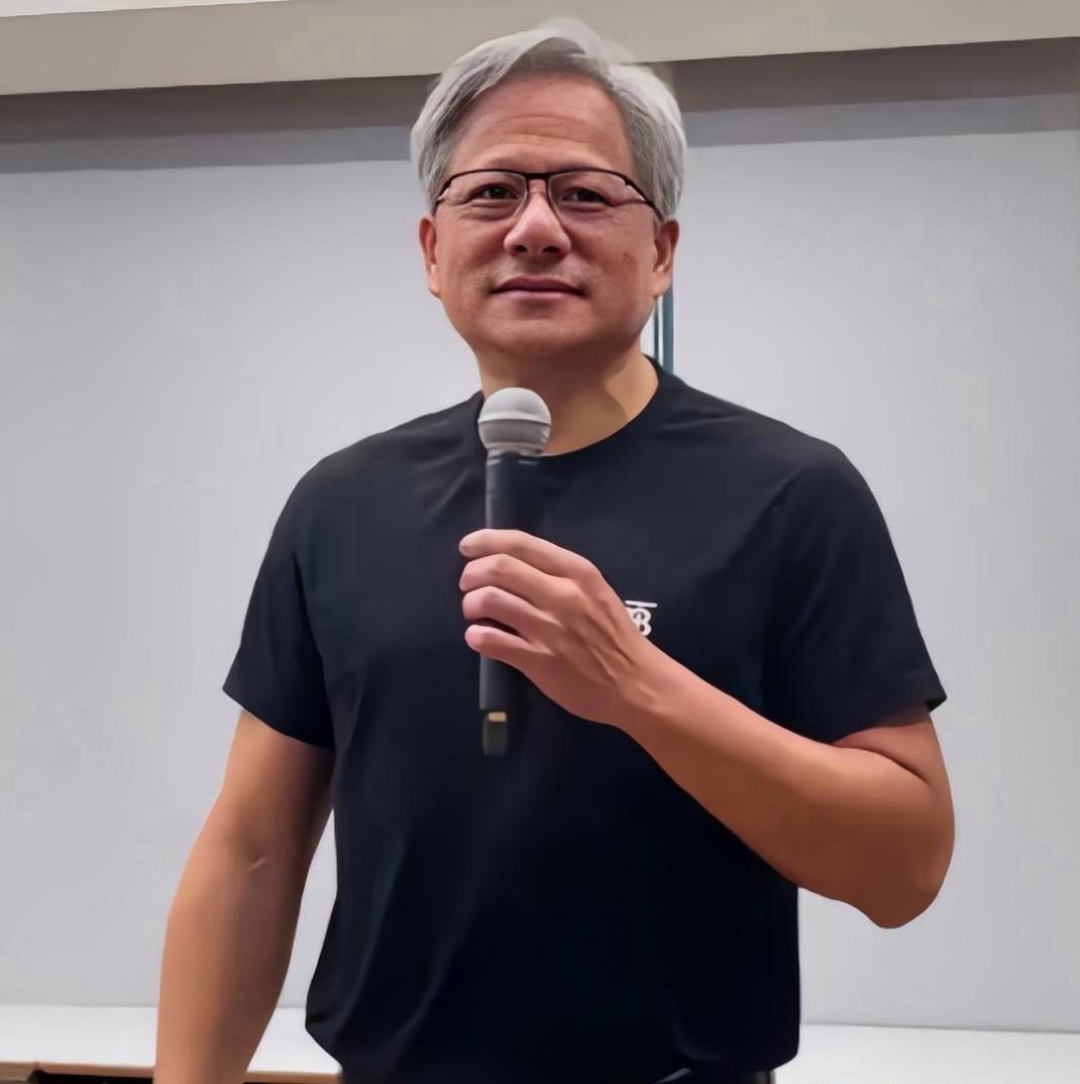 黄仁勋一句话，撕开硅谷AI焦虑的底裤！
他说：中国没人扯AI末日论，都在琢磨咋省钱、咋提效，机器人咋进药房干活。
而美国那边天天喊AI要毁灭人类，听着挺吓人，可喊得越凶，监管越严，小公司越进不来，最后便宜的还是那几家巨头。
一边造神，一边做事，谁在靠吓唬人赚钱，咱心里得有数。