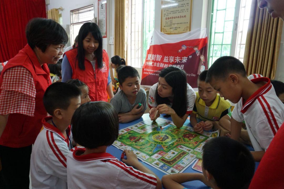 中秋留校的大学生，居然成了校园里的抢手货。不少外地学生抢不到票，干脆留在学校过节。没想到被本地同学轮番邀约回家吃团圆饭。
 
留校过节本来大概率是守着宿舍刷