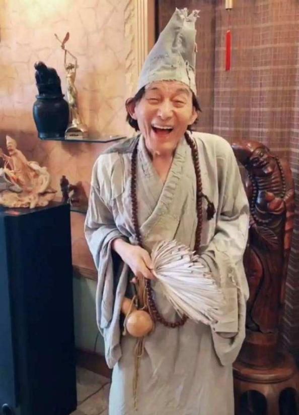 游本昌去世：繁花深处只余烟波
 
2026年9月24日，中国国家话剧院表演艺术家、一级演员游本昌，因病在北京离世，享年93岁。这位跨越两代人记忆的老戏骨，在睡梦中安详离去，人生最后一句留语是：“我很舒服” 。
 
七十余载演艺人生，他大半生蛰伏，半生绽放。在遇见济公之前，游本昌跑了近三十年龙套，恪守