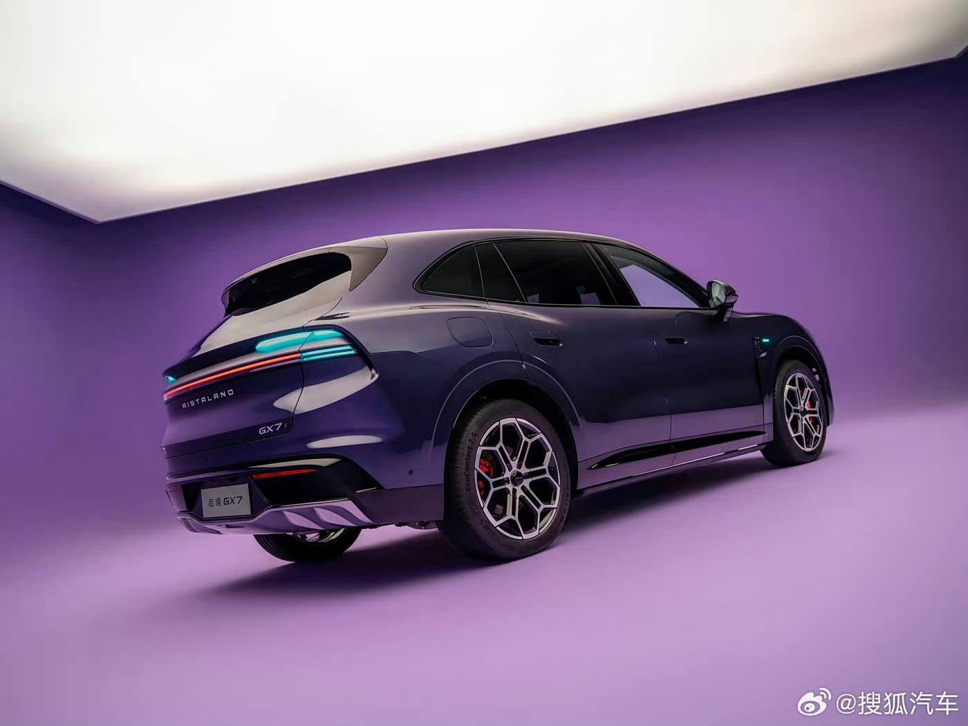 广汽和华为乾崑联手，造了台30万级别的大块头家用SUV。外观用了家族优雅张力设计，主动进气格栅配上0.26风阻，看着挺顺眼，不笨重。

车内给了双15.6英寸大屏，鸿蒙HarmonySpace 6系统，后排还带融合感知，家里有老人小孩的话，这个配置挺实用。动力是1.5T增程加三电机，支持800V 5C超充，纯电跑385公 ​