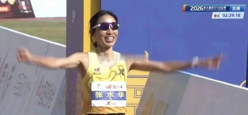#张水华西马女子全马夺冠#曾被称为“最快女护士”、后离职转型职业跑者的张水华，以突破“230”（2小时30分钟）的成绩（2时29分07秒），打破赛会纪录，夺得女子组冠军。 ​