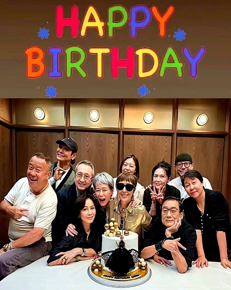 上山诗钠过62岁生日，把刘嘉玲和邱淑贞聚到了一张桌子上。

刘嘉玲发了合照。60岁的她腰杆笔挺，还是那个习惯在聚光灯下控场的做派。

58岁的邱淑贞穿了件黑衬衫，扎个丸子头。她1999年息影后就基本断了圈里的应酬。

看着低调，但她手腕上戴了块橙色的理查德·米勒限量款腕表。这块表估价两百多万。

极