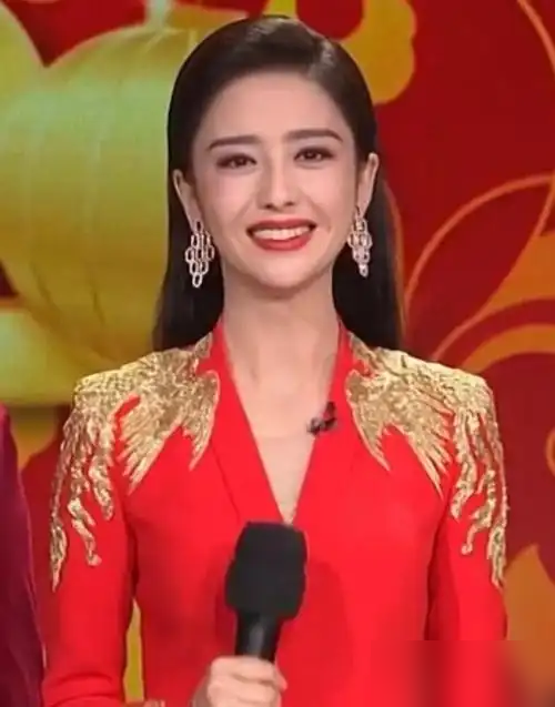 鲁豫问她：当年你凭什么敢接春晚主持？佟丽娅回了句大实话：直播前十几天才通知，候选人不止我一个，导演组原话是行就行，不行滚蛋。她妈打电话劝放弃，粉丝私信求她别接这个烫手山芋，全网翻她2019年把2022念成2002的旧账。张国立一句话点醒她：你是演员，演一个主持人你不会啊？她真这么干了。团队翻出历年春