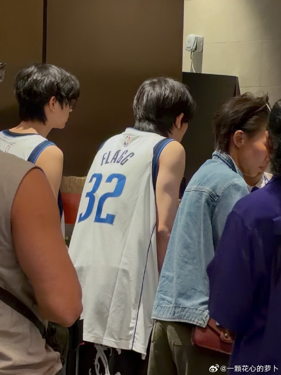 张桂源余宇涵一起换球衣连座看NBA ​