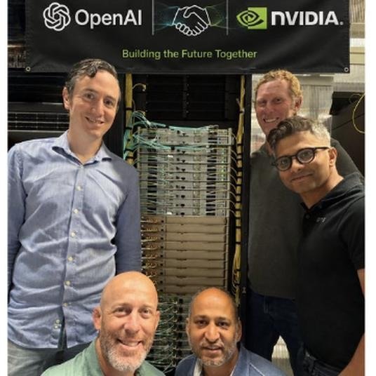 《英伟达Vera Rubin出货加速？OpenAI称首批机架已就位 将支持下一代前沿AI预训练》《科创板日报》8月21日讯 近日，OpenAI基础设施负责人Uday Ruddarraju在社交平台X上宣布，首批英伟达Vera Rubin机架已经到位，并且正在运行公司训练栈。 ​
