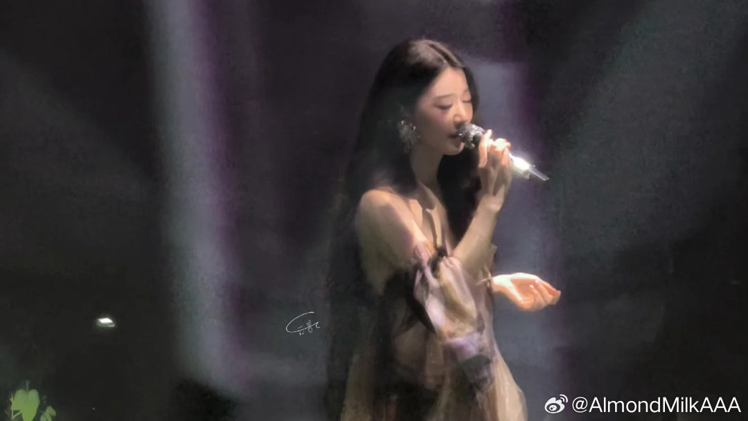 #单依纯[超话]# 光是遇见过，已是最美丽的诗歌。单是遇见过，已成最耀眼的风景。 ​
