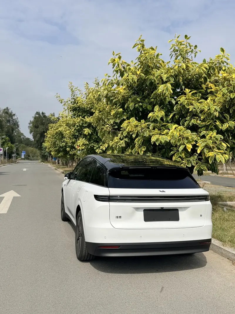 园区实拍白色理想 L6，简约干净外观，大五座空间宽敞，增程出行告别续航焦虑！【来自懂车帝车友圈】