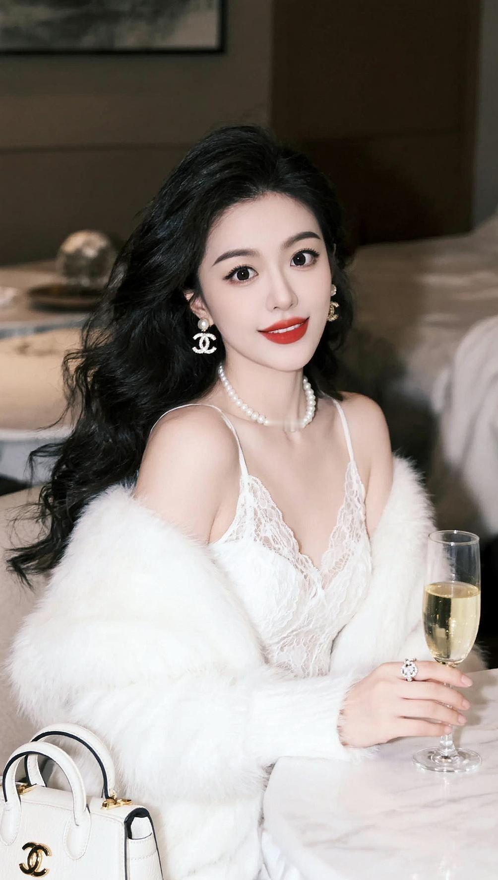 <p>AI名媛风写真 ai创作 <!--{img:0}--></p><...