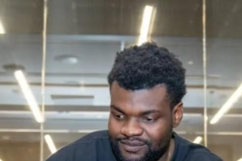 乌度卡·阿祖布克，2020年NBA选秀大会首轮第27顺位。四年NBA常规赛打完，总得分256分。
2026年10月，广东宏远签下他。主教练亚科夫列维奇在公开训练后说得很直接，不需要他每场拿二三十分，把篮板和护框扎牢就行。
一个首轮秀，29岁，来CBA的任务是抢篮板。
四年NBA，场均3分
阿祖布克的