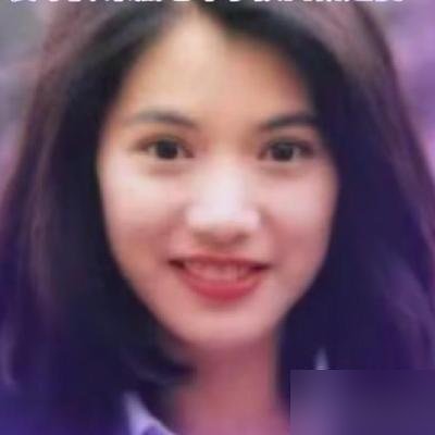 袁咏仪亲口说，见到巩俐第一眼，她脑子里就俩字：完了。
她自曝入行前觉得自己美得不行，结果见到巩俐，对方素颜发光，头骨完美，她直接失语，形容“美得像外星人”。从此狂气全收。
现在对19岁的儿子，她更狠。儿子剪寸头秀头骨，顺嘴说了句没礼貌的话，她直接冷战，不哄。张智霖出来打圆场，说儿子不是退学，是间