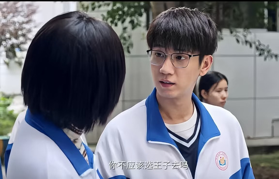 《生逢其时》第 11 集｜勇敢做自己！齐时舞台逆袭太治愈
这一集又暖又破防😭 齐时终于挣脱自卑，勇敢接纳独一无二的自己！
✨齐时｜突破自卑、逆风成长的治愈少女
受时髦自信的表姑影响，齐时慢慢打开心扉，摆脱容貌带来的自卑。即便新毛衣不耐寒，依旧乖乖穿上妈妈织的厚毛衣，懂事又柔软。意外被选上参演花仙子英语剧，在表姑的鼓励下，放下假发、直面自己的白发，大胆展示真实模样。最终凭借流利台词和优美舞姿惊艳全场，拿下舞台第一名，彻底逆袭。
🤍曹信｜细腻温柔、默默偏爱的暖心少年
他最懂齐时的小心思，悄悄帮不敢报名的齐时递交话剧申请，默默成全她的热爱。见证齐时舞台发光后满心欢喜，主动提议借着两人生日聚餐，想要缓和僵持多年的两家关系，温柔又通透。
👩霍青莲｜顾虑颇深、嘴硬心软的母亲
始终担心女儿登台被议论、演砸受打击，极力劝阻齐时演出，藏着满满的保护欲。悄悄到场观看演出，亲眼见证女儿闪闪发光的模样后满心骄傲。但心底对曹家的芥蒂始终未消，让孩子们的破冰心意落空。
👧表姑｜通透洒脱、治愈晚辈的人生...