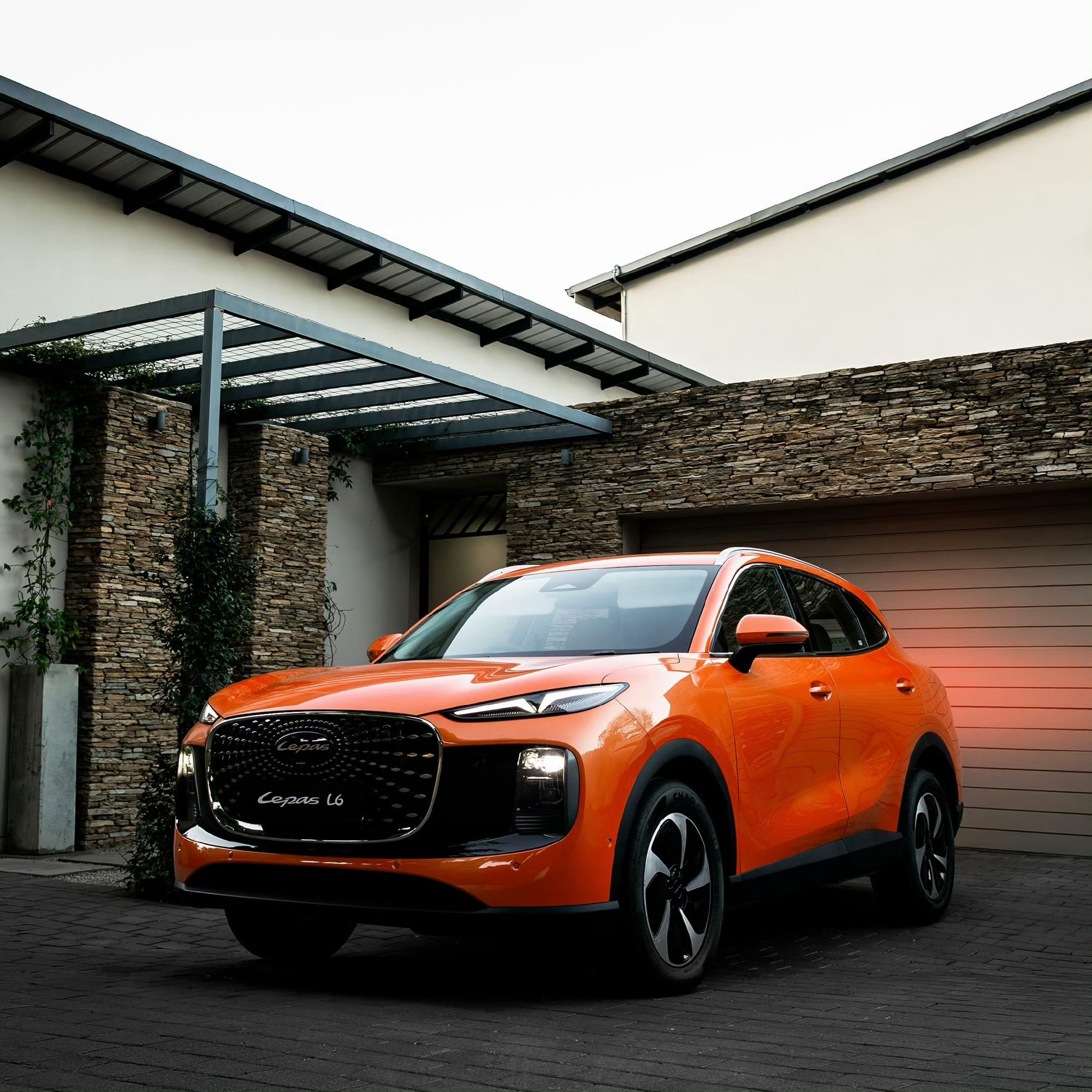 Lepas L6 EV

是在泰国2026年7月上市的，现成都车展，也有展车

泰国还提供Dynamic、Premium、Flagship三个版本，起步价约16.5万元起

值得一提的是，这款车在国内对应的型号是奇瑞风云T7，国内预售价仅 10.99万元起，比海外便宜不少。

标配7安全气囊及L2级驾驶辅助（含AEB、ACC、盲点监测等）。

智 ​