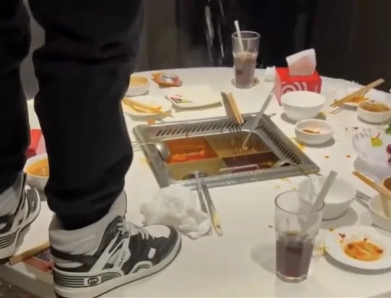 海底捞”小便门“，为何判巨额赔偿？