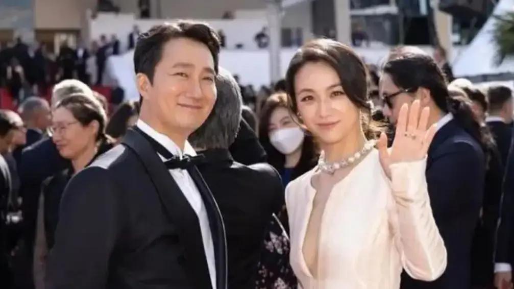 2014年，汤唯要嫁给韩国导演金泰勇。可谁知道，她婆婆居然说：“韩国的女人地位非常低，你想嫁给我儿子，除非你去改国籍和冠夫姓。”而金泰勇对此也很支持，让汤唯听母亲的话，并说这就是中国说的入乡随俗。
 
汤唯放下手机，屏幕暗下去。她走到窗前，北京的夜色很透，能看清远处楼宇的轮廓。金泰勇刚才在电话里的声