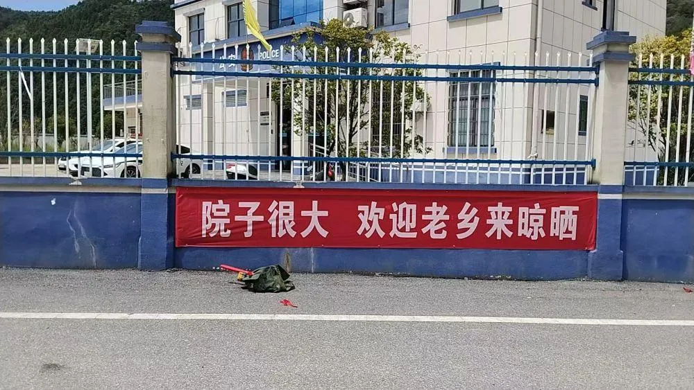 感谢这些派出所



普通人心中，派出所是个很威严的地方，甚至让人有点害怕——“没事谁去派出所啊”。

然而，从江西省宜黄县公安局中港派出所到四川省江安县公安局四面山派出所，从陕西西安未央分局六村堡派出所到河南滑县瓦岗寨派出所，从湖北省谷城县公安局茨河派出所到江西省兴国县公安局杰村派出所……一到夏秋