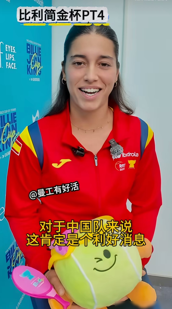对手是斯瓦泰克，决胜盘0比5落后。搁别人早崩了，她愣是连拿七局给翻了。
而且这不是偶然，第四轮这么干了一次，下一轮又复制了一遍。
西班牙选手马内罗赛前直接说，郑钦文已经满血回归，那种伤愈后还能把比赛打成这样的人，确实让人佩服。
要知道她之前动了手术，低谷期连无痛打球都做不到。
美网从资格赛杀