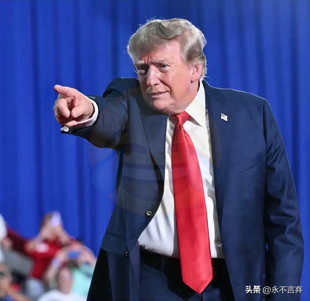 特朗普又炸毛了，这次是因为欧盟想拉拢加拿大搞什么“联席成员”。

冯德莱恩前脚刚在议会抛出橄榄枝，想在能源、防务上跟加拿大深度绑定，后脚特朗普就跳出来威胁要加征高额关税，甚至扬言要切断贸易。这哪里是外交辞令，分明是把“护食”写在了脸上。

说白了，现在美加贸易战打得正凶，美国刚给人家加了50%的关税
