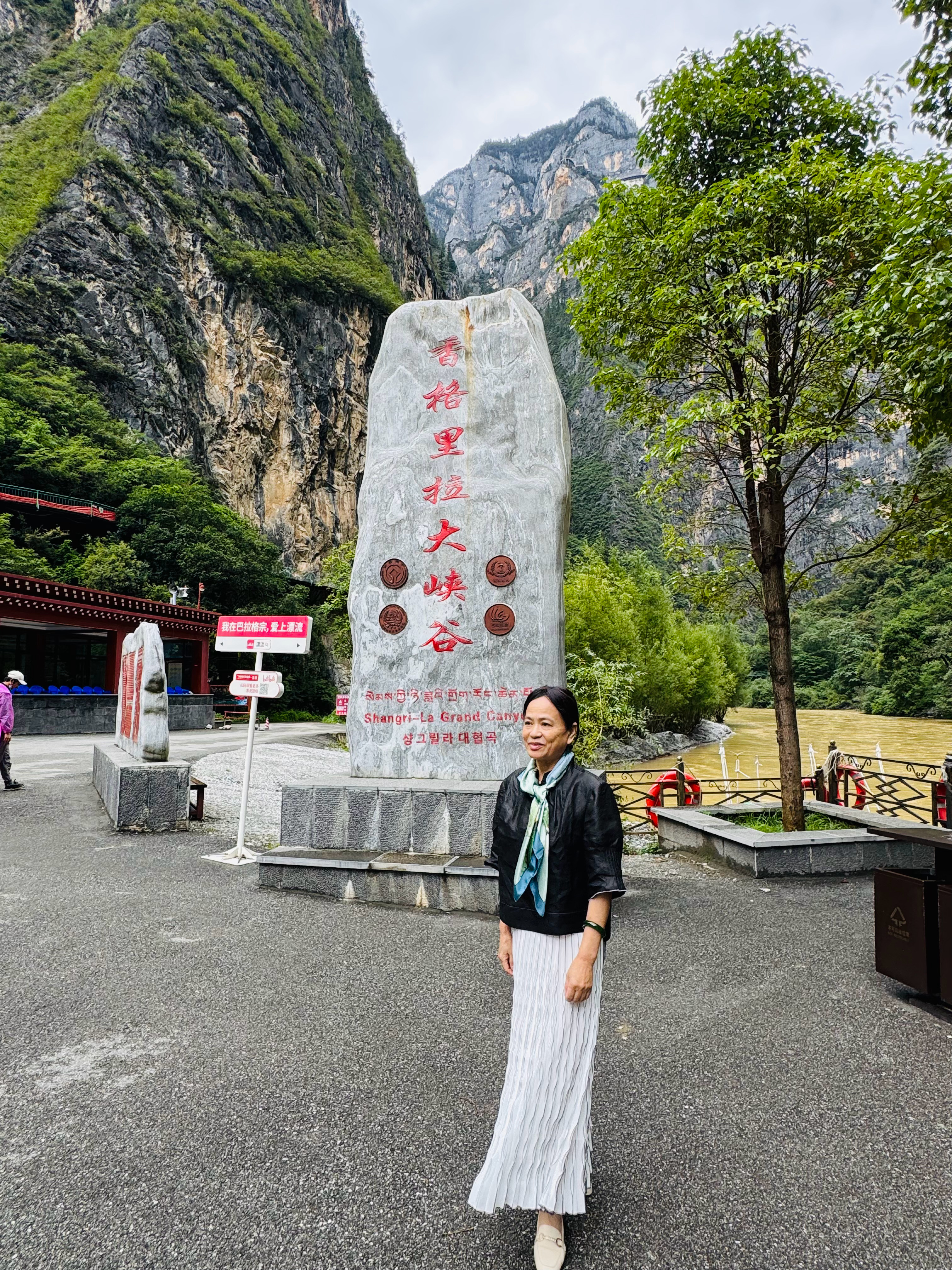 华淦游华夏（1474）

          我也是想低价游云南的，所以才选择自由行。26日从中国最美乡村坐火车到南昌东，选择便宜两三块钱的一趟车，准备前得知从南昌东有地铁到南昌机场，但岁月不饶人了，不再选特种兵式的游走，于是，打车去机场。因为提早订了机票，因此算来，比坐火车到丽江便宜些。

       ​