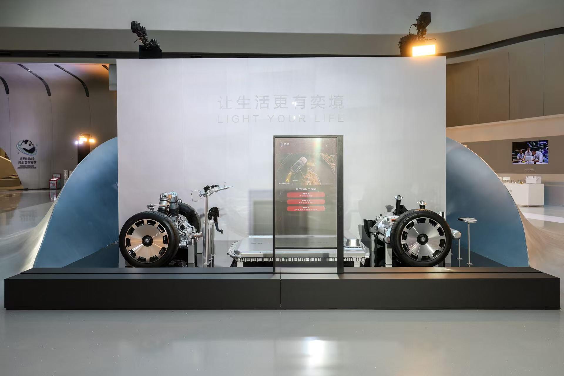 奕境X9正式开启预售，预售价29.98万元起，作为东风与华为乾崑全栈合作打造的新能源汽车品牌，奕境首款车型奕境X9这次不是简单堆配置，而是试图重新定义了家庭旗舰。

如果说第一代家庭旗舰解决的是把家搬进车里，有冰箱、彩电、大沙发，那么奕境X9想解决的，是让车真正成为全家人的出行伙伴。

奕境X9 ​
