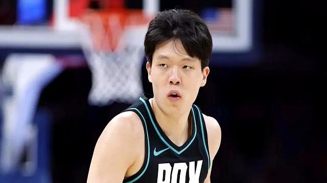 去年21分钟6犯离场，今年连着两场0犯规。

杨瀚森上赛季场均5.3次犯规，教练关键时刻根本不敢留他。但这回打勇士他打满末节12分钟，打雄狮21分钟8中6拿13分4板4助，正负值冲到+19，主帅诺里直接放话他是末节进攻轴心。防守从补救乱下手变成沉退预判，体能跟上了，手上自然干净。

虽然篮板卡位还得
