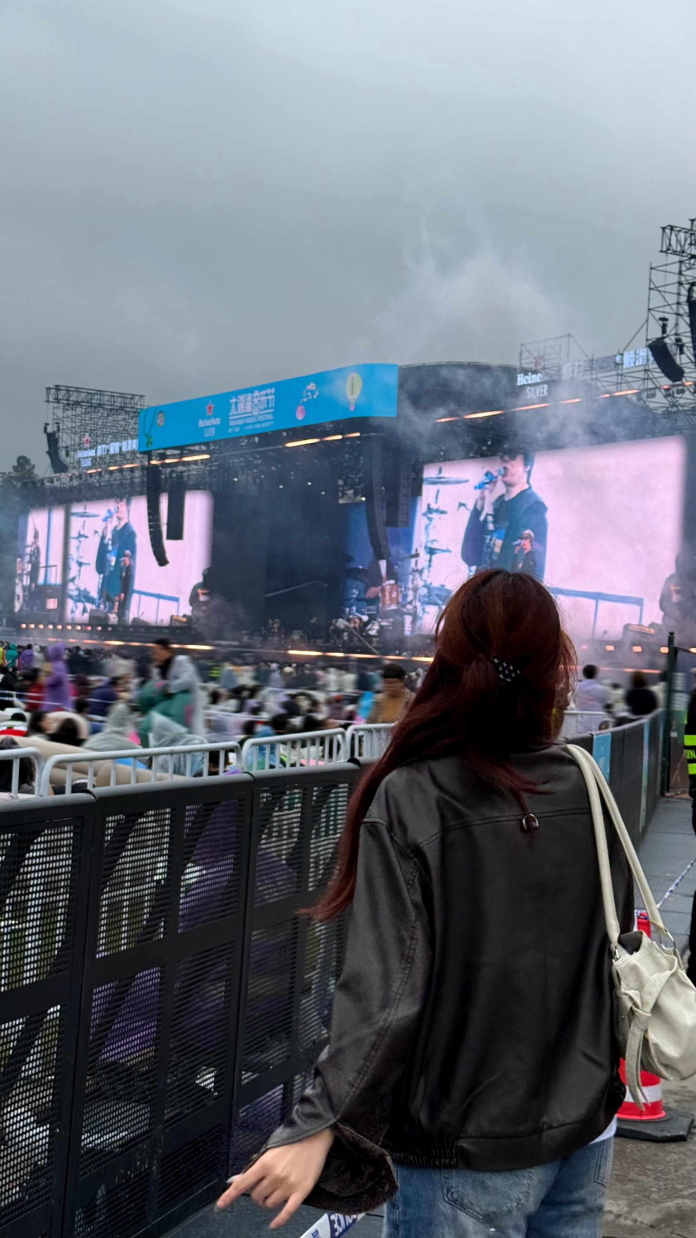 幸福的余震将我簇拥 🎵🎸🍺💥  ​