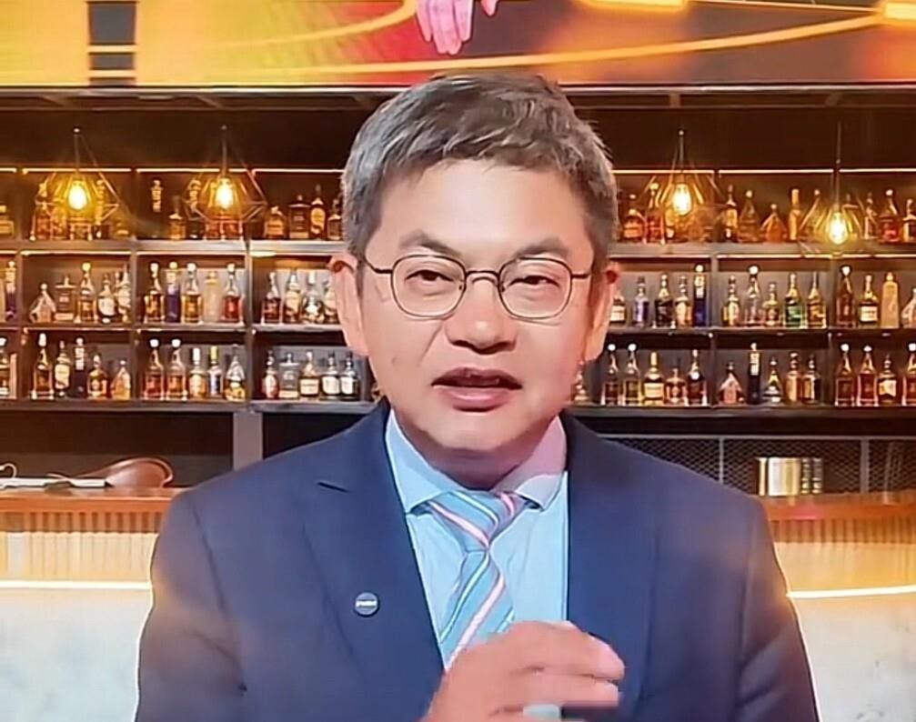 湖人又输了，领先两位数都能被翻盘，这口气真咽不下。
10月28日湖人129比136不敌开拓者，东契奇空砍41分，赛后苏群点出关键：湖人二阵容一上来就丢分，内线卢尼顶不住。
苏群还提到一个扎心的事实：杨瀚森在开拓者排在克林根和罗威之后，只能当第三中锋，几乎没机会上场。他觉得这是暴殄天物，建议小杨团队运