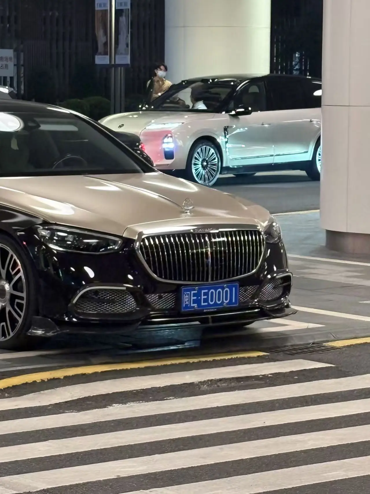 <p>迈巴赫 奔驰 街拍豪车 <!--{img:0}--></p><i...