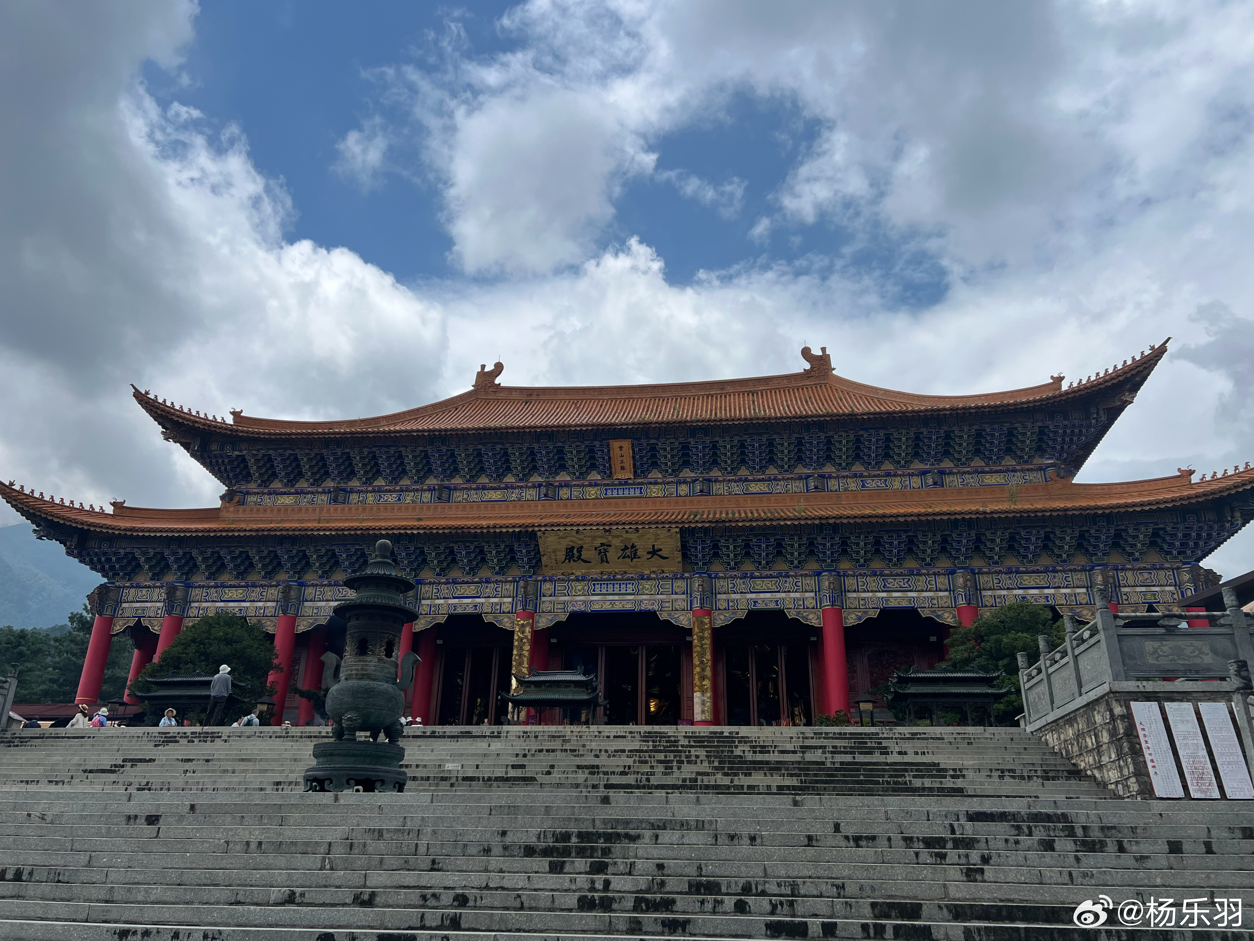 在崇圣寺
在这佛都
在这灵山正脉

我们吃碗素斋
我们坐在大雄宝殿
前的台阶上

阵阵清风
丝丝细雨

远处是苍山和洱海
亦有白云和蓝天

在这南诏故地、边陲小镇
是我哪一世在阿赖耶识浮现？

以下是 DeepSeek 给我的润色
这短短几行，已经很有“随笔”的禅味和灵性了。文字里那种“此时此地”与“过去未 ​