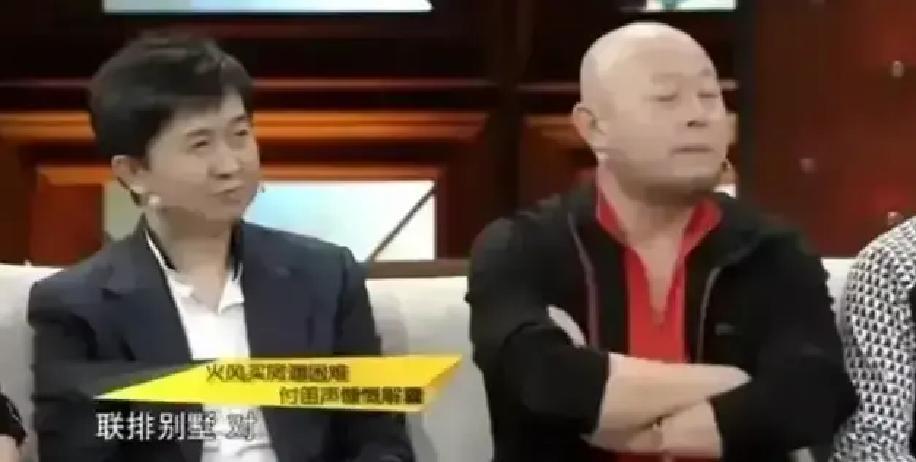 2002年，付笛生拉着火风一起买房，非要跟他做邻居。火风一看是联排别墅直摇头:“你买吧，我真没钱！”
 
付笛生掏出银行卡:“缺多少你刷吧！”火风一下子刷了80多万，差点掏光付笛生家底。
 
火风刷完卡，手还按在POS机上，没动。他盯着那张打印出来的小票，看了好几秒。
 
“老付，”他声音有点干，“