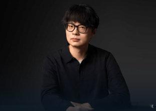 【#前小米XLA负责人陈龙创业#】从多方独立信源获悉，前小米汽车智能驾驶基座模型兼XLA大模型负责人陈龙已赴硅谷创业，任联合创始人，联手前Google DeepMind科学家研发具身大模型。目前该项目已拿到融资，并已开展商业化合作。（一见Auto） ​