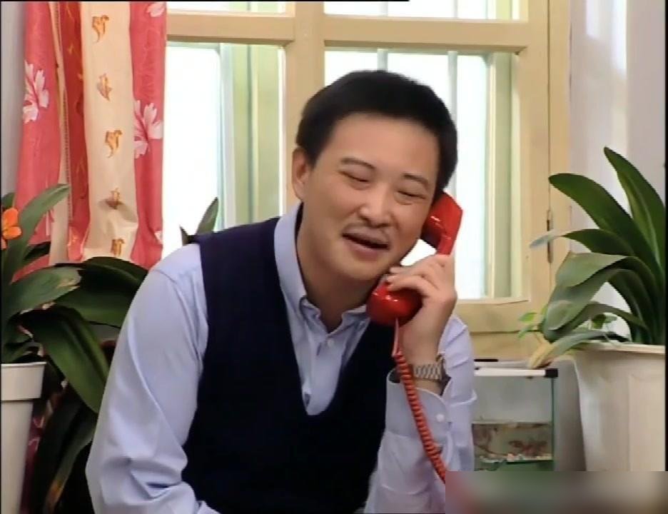 牛小伟居然是个狠角色，中戏科班，转身就坐进了监视器后面。
《东北一家人》里那个蔫了吧唧的街溜子，全剧最没出息的人，现实中是导演。导的什么？《闲人马大姐》，当年多少家晚饭桌上就着下饭的剧。后来还拜了李伯祥学相声，辈分一下拉高。
别人是演而优则导，他是一边演废物一边导爆款。台前越怂，幕后越稳，这反差