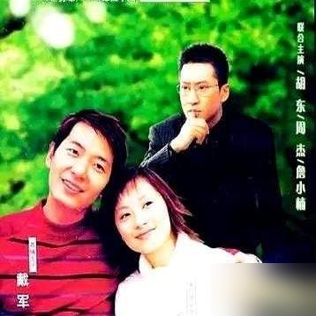 56岁的周杰，十年没吃过一口晚饭。聚餐坐那全程只聊天，筷子都不碰一下。每天就一顿午饭，早上啃个苹果扛到天黑。
他说不是没戏拍，是2014年之后递来的本子实在下不去手。一年比一年糊弄，干脆不伺候了。早年他在片场见过一位红透半边天的前辈，老了没人搭理，那画面刻脑子里了。
转身去黑龙江包了上千亩地种大
