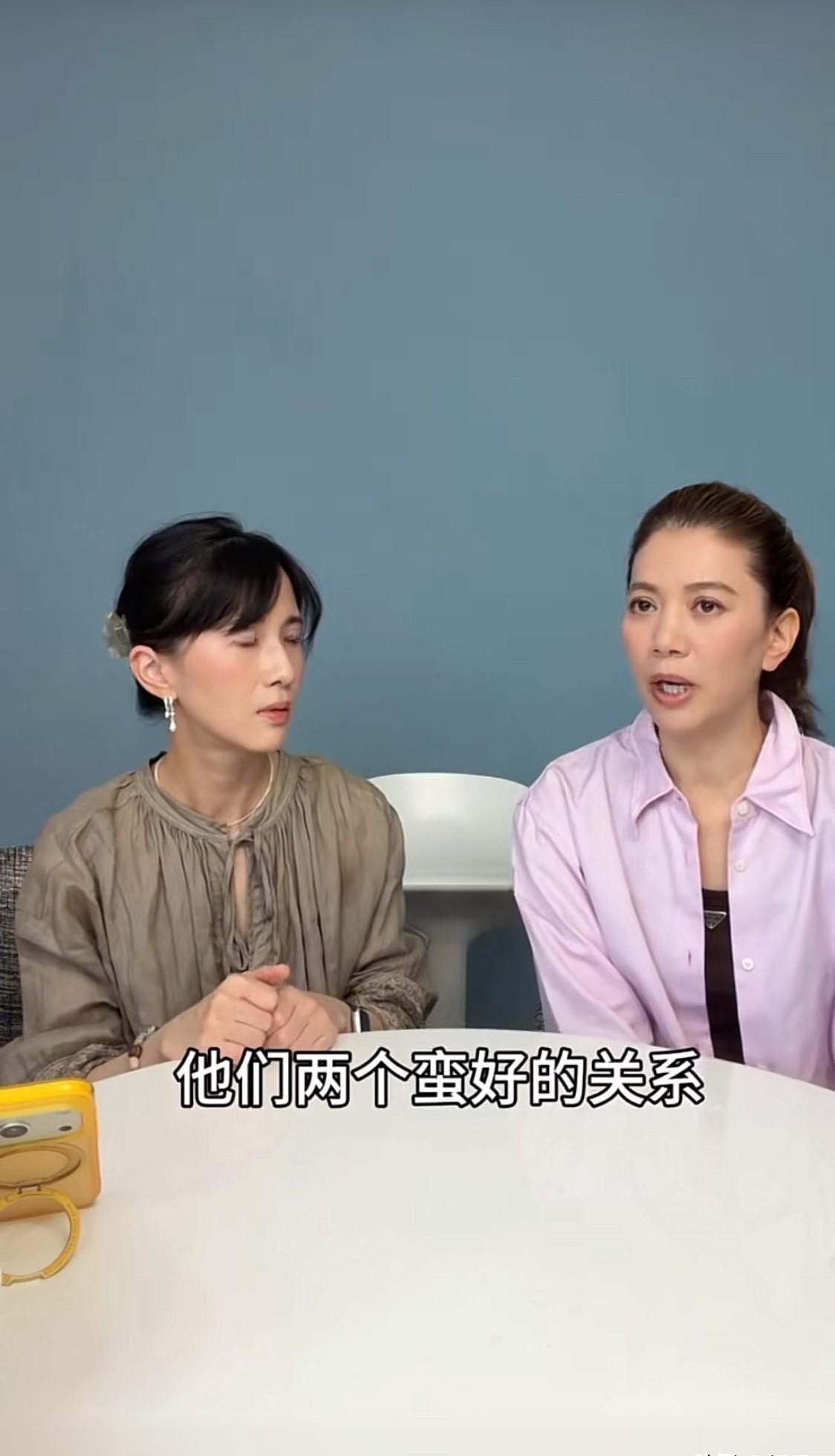 当妈的在家里最扎心的一瞬间，大概就是发现老公和儿子称兄道弟，而自己却成了全家唯一的恶人。
袁咏仪在节目里跟papi酱聊起家常，说儿子张慕童跟他爸一起干活从来不吵架，爷俩关系好得很，反倒是跟她天天呛声。
录节目前一天，母子俩刚爆发了冷战。
导火索很简单，儿子随口冒出一句挺没礼貌的话，袁咏仪脾气一
