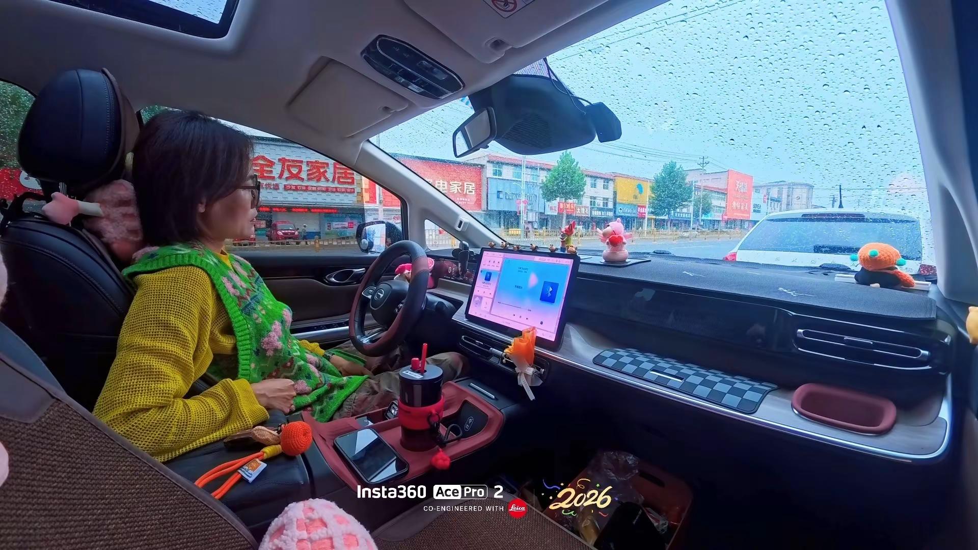 中秋快乐车内固定机位安全拍摄