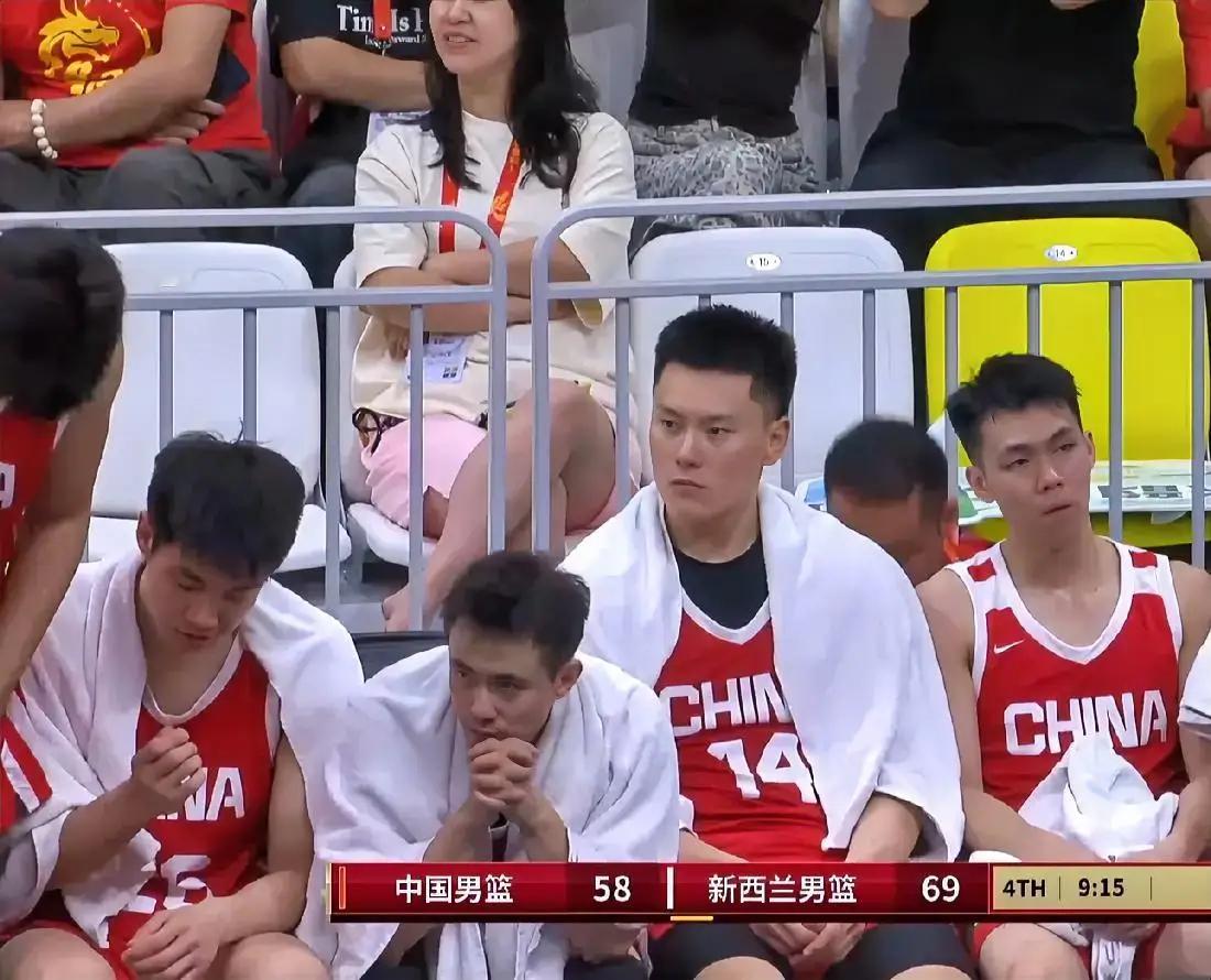 我们输了！北京时间8月17日晚，男篮热身赛，中国男篮对阵新西男篮，最终...