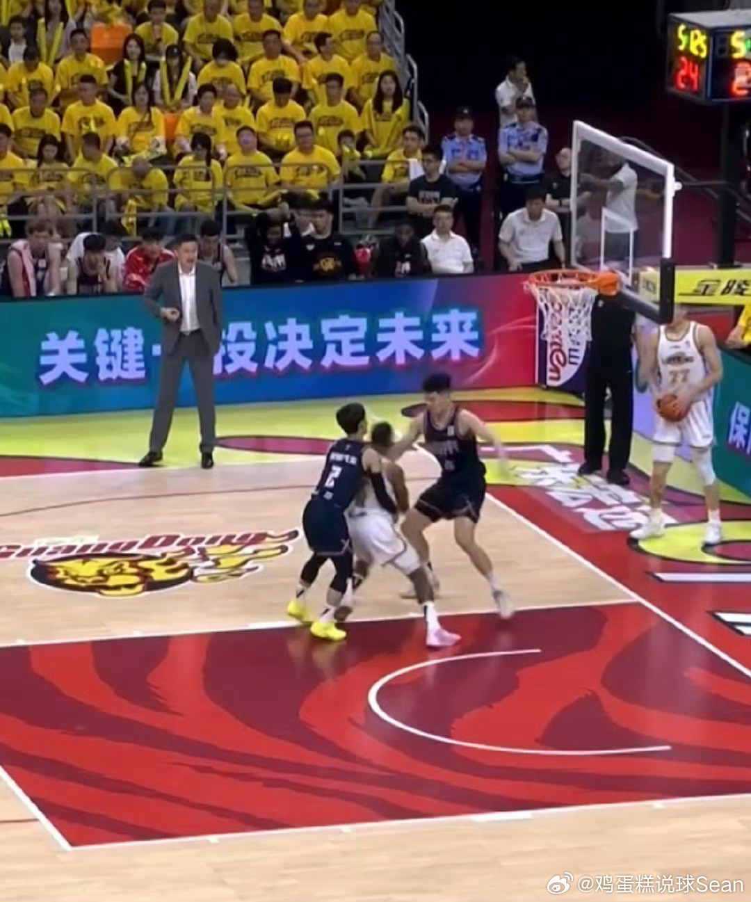 #CBA[超话]# 
弗格去了广东宏远，36岁还能有球打，对职业球员来说就是最实在的体面。上赛季在上海，多少人张嘴就是“35岁太老了”“过气外援别来添乱”，结果总决赛一打，那些当初冷嘲热讽的人集体失声——老归老，人家是真经历过最高强度防守的外援。

两年前半决赛那五场，弗格和继伟被搓掉了好几斤 ​