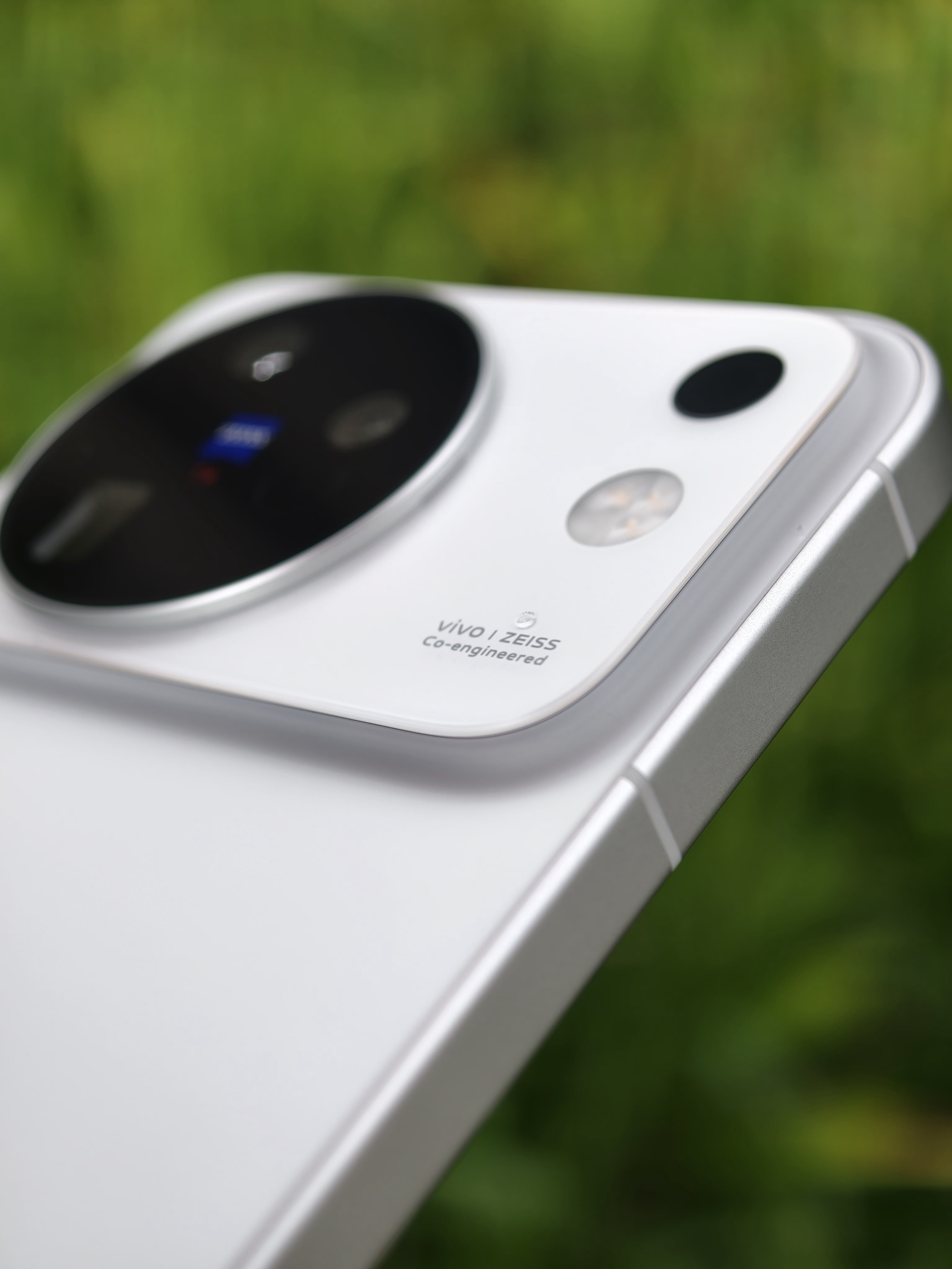 vivo X500 已经用了差不多一周，有几个点这次还是比较让人惊艳的[馋嘴]我们单独拎出来说说~

外观大家应该已经多少有些了解，你们觉得这代方中带圆的 Deco 设计如何，反正我是挺高兴看到 vivo 换新设计，至少在辨识度这块是达到目的了的。

要说体验上最勾人心的还得是全新的 OriginOS，这一次大版本更 ​
