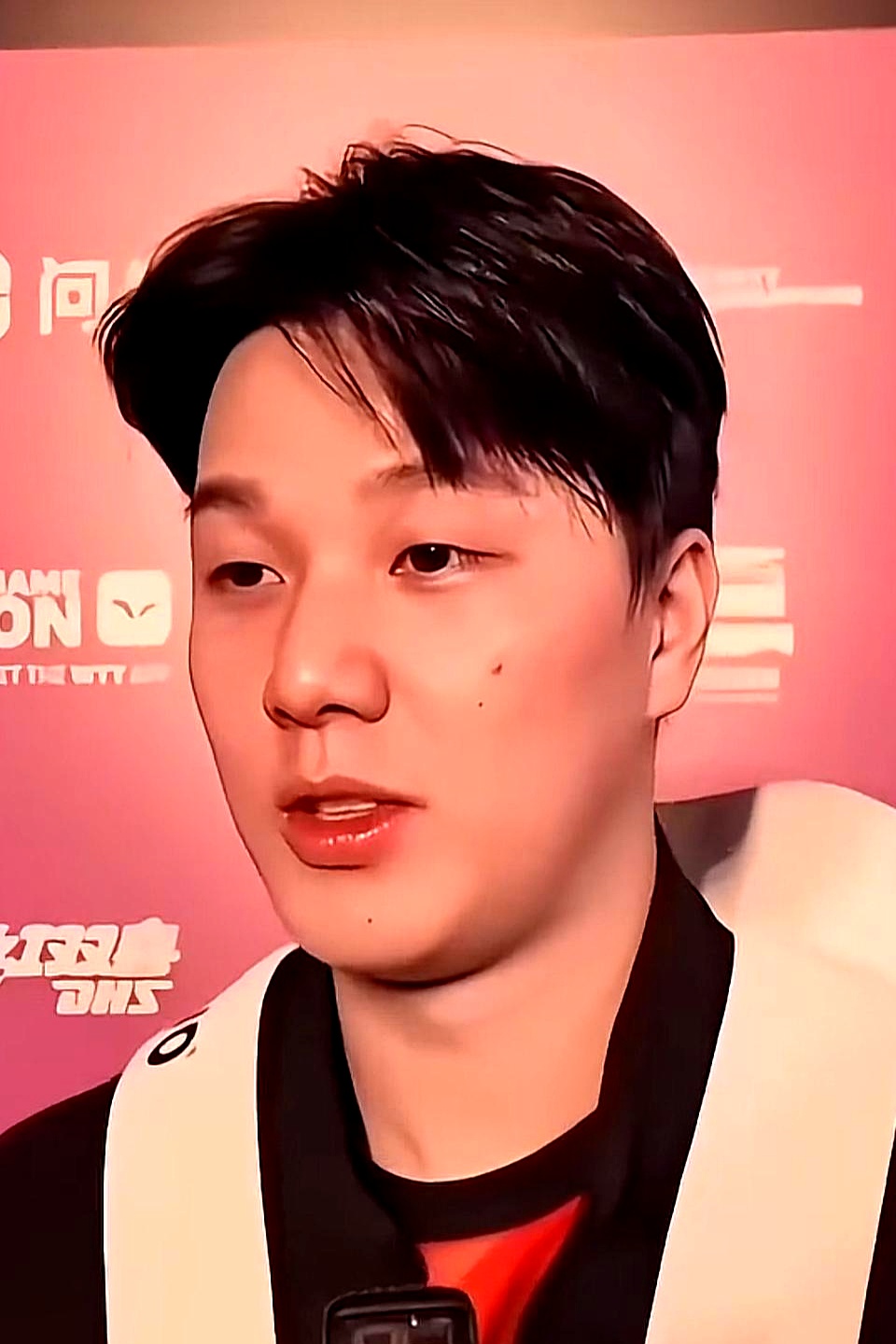 连一向狂傲自负的张本智和，碰上王楚钦都极为认可，由衷欣赏他待人处事的格局
 

韩国名将安宰贤更是直接把王楚钦称作自己心中的白月光。
 

两人从小一起打球，安宰贤说他实力顶尖却极为谦和，名次高了也不自傲，输了就加倍刻苦训练，每次战胜对手都真诚地同对方握手
 

不仅是他俩，法国的勒布伦兄弟、中国台
