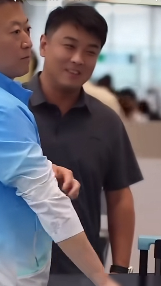 王皓和马琳要是能坐下喝顿酒，估计第一句都是：哥们儿，你那摊子比我还难带。
女队那边，孙颖莎往那一站就是定海神针，王曼昱陈梦随便拎一个出来都能独当一面，马琳愁的是牌太多怎么打。
男队呢，名古屋亚运男团2比3输日本，八连冠断了。王皓把温瑞博推上二单，林诗栋放三单，外界直接炸锅，说他豪赌。
颁奖仪式