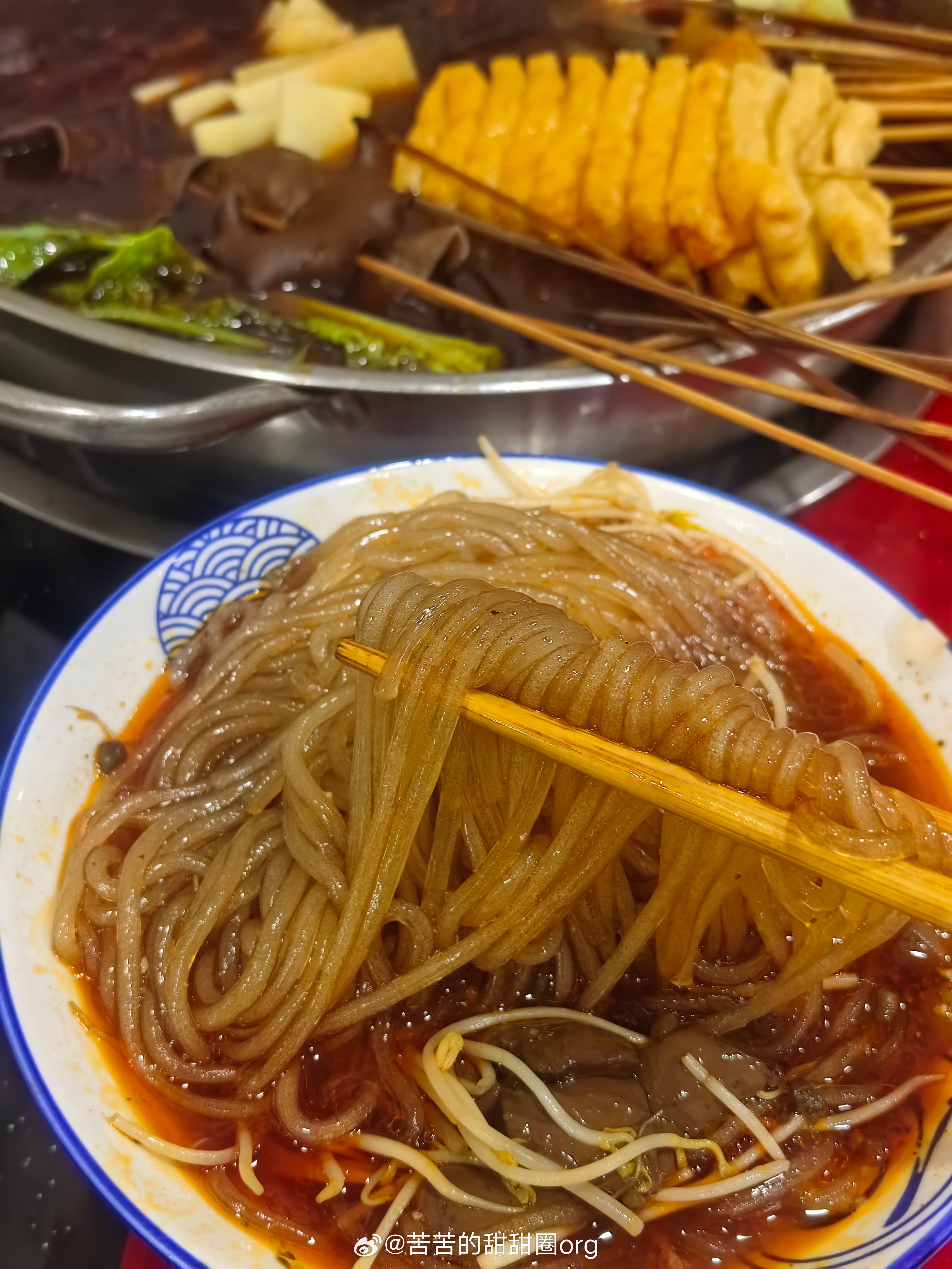 街头的快乐，永远藏在热气腾腾的烟火里。刚出锅的鸡柳最是勾人。热油里捞出来，外壳裹着一层金黄酥脆的面包糠，咔嚓一声咬开，肉香混着调味在嘴里散开，纸袋裹住余温，边走边啃，是属于街边小摊最简单的满足。转头就钻进老牌火锅粉店，红汤锅咕嘟咕嘟翻滚，热气裹着浓郁的牛油香扑面而来。一排排串串浸在红油里，油豆腐吸饱汤汁，青菜鲜润，木耳脆爽，在沸腾锅底里慢慢浸出味道。再来一碗冒火锅细粉。透亮劲道的红薯粉浸在亮红的汤汁里，铺上脆生生的豆芽和厚润的木耳，红油裹满每一根粉条，酸辣劲直钻鼻腔。嗦一口粉，鲜辣过瘾，再配一杯清甜奶茶，刚好中和掉辣味。没有精致摆盘，只有满桌热气、满嘴香气。炸物、串串、酸辣粉，再配上一杯奶茶，把所有的疲惫都交给这一顿热辣丰盛的晚餐。人间烟火气，果然最抚凡人心。还是记忆中的味道！ 南充·四娃火锅粉